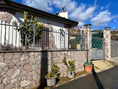 Villa in vendita a Giardini-Naxos via Bruderi, 34