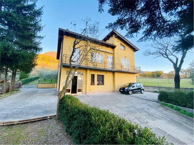 Villa in vendita a Gualdo Tadino via Flaminia Sud 12