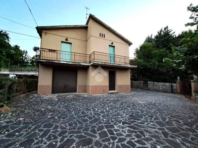 Villa in vendita a Montecastrilli viale Giuseppe Garibaldi, 10