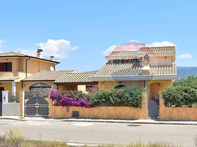 Villa in vendita a Quartu Sant'Elena via Delle Viole, 11-13