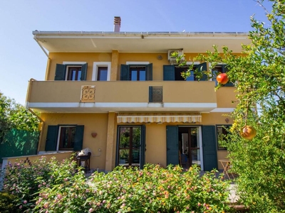 Villa in vendita a Uri via Cesare Battisti, 17
