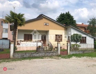 Villa in Vendita in Viuzza del Vat a Udine