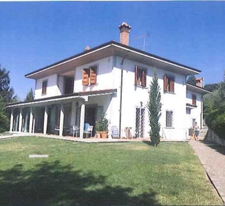 villa indipendente in vendita a Prato