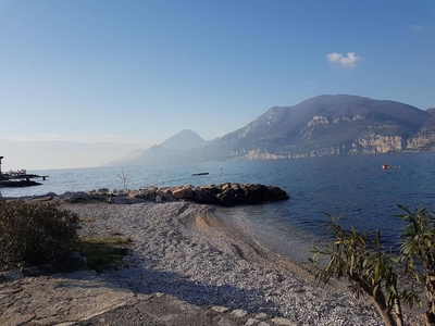 Appartamento vista lago con parcheggio e balcone