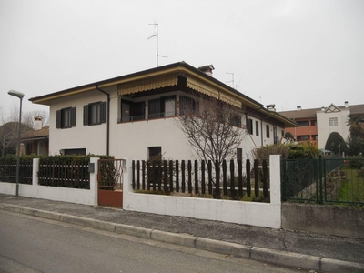 Casa Bi - Trifamiliare in Vendita a Aquileia