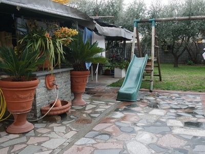 Casa indipendente con giardino, Ortonovo isola