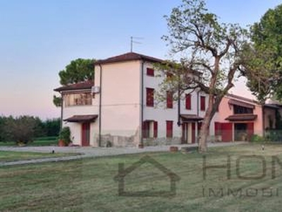 Immersa nel verde della campagna tra