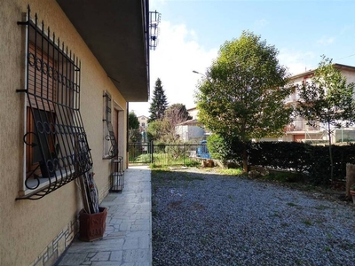 Casa Indipendente in Vendita a Montepulciano: Spaziosa Abitazione con Giardino Privato