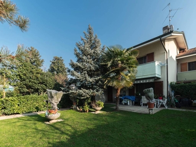 Villa a schiera via della Liberazione 20/4, Centro, Pero