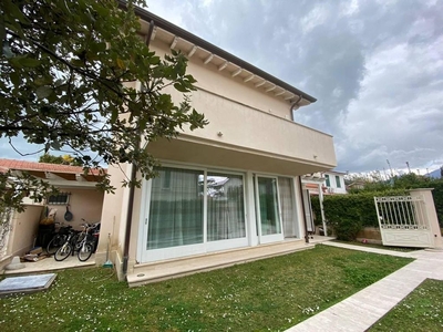Esclusiva villa di 150 mq in vendita Via Duca degli Abruzzi, Forte dei Marmi, Lucca, Toscana