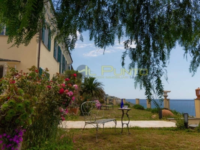 Villa in Vendita a Sanremo via Val d'Olivi