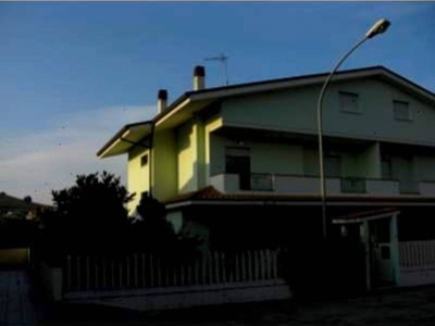 Villa a Schiera in in vendita da privato a Pineto piazza dei Fiori di Loto, 6