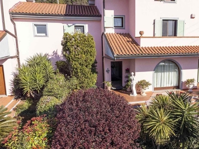 Villa bifamiliare in vendita a Livorno Montenero