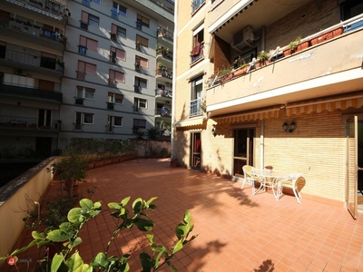 Appartamento in Vendita in Via Croce Rossa 14 a Napoli