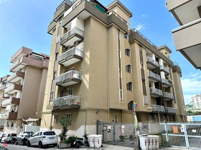 Appartamento in Vendita in Via Nicola Romeo a Napoli