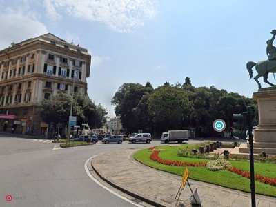 Negozio/Locale commerciale in Vendita in Via dei Santi Giacomo e Filippo a Genova