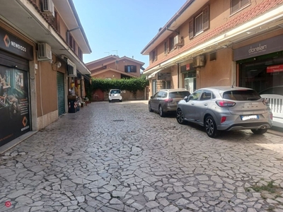 Negozio/Locale commerciale in Vendita in Viale di Castel Porziano a Roma