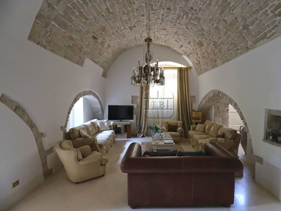 Palazzo di 540 m² in vendita Trani, Puglia