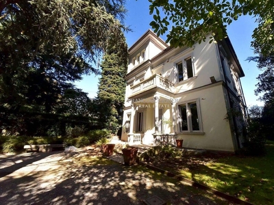 Esclusiva villa in vendita Viale Giuseppe Garibaldi, Carate Brianza, Monza e Brianza, Lombardia