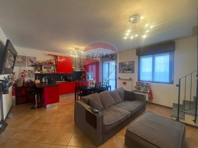 Trilocale in Via Garibaldi, Inverigo, 2 bagni, con box, 90 m²