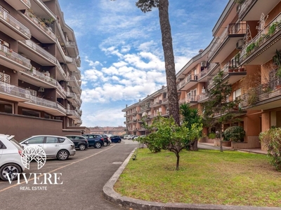 Garage in vendita a Roma via dell'Oratorio Damasiano