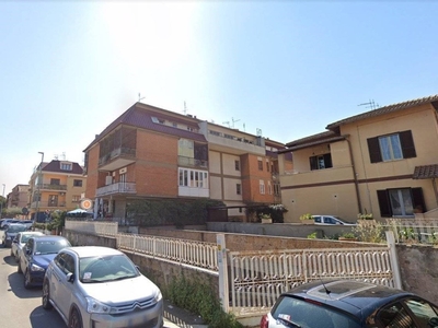 Garage in vendita a Roma via Taurianova, 74