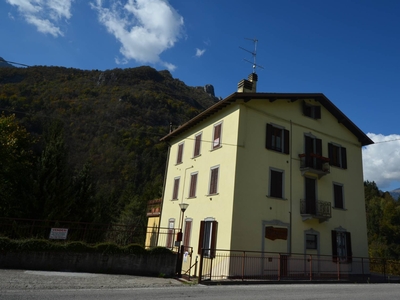 Trilocale in vendita, Piazza Brembana centrale