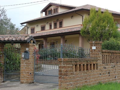 Villa con terrazzo, Campli sant'onofrio