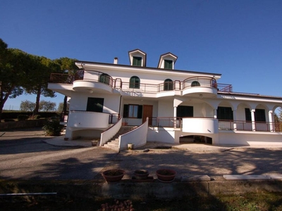 villa indipendente in vendita a Fermo