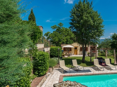 Affitto Toscana villa elegante raffinata Arezzo giardino recintato piscina tranquillità giochi animali