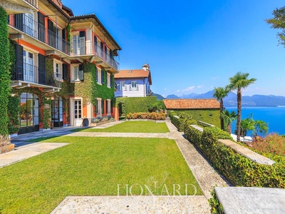 Antica residenza di lusso finemente ristrutturata in posizione panoramica sulla sponda piemontese del Lago Maggiore