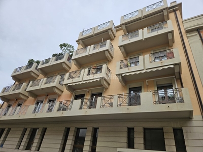 Appartamento in Affitto a Reggio Calabria, zona Centro, 850€, 180 m²
