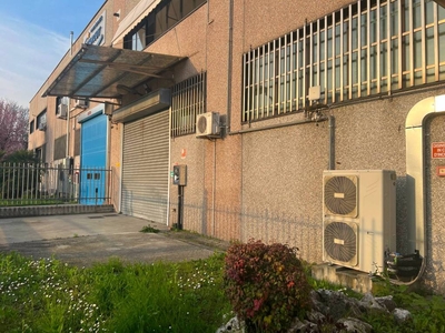 Capannone Industriale in vendita a Paderno Dugnano via Marmolada