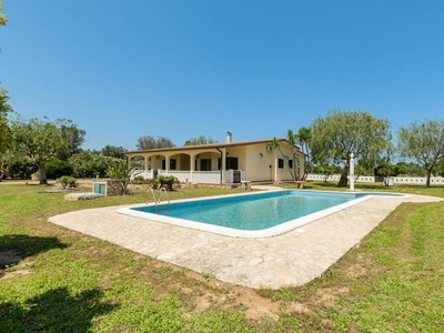 Casa a San Vito Dei Normanni con giardino e piscina