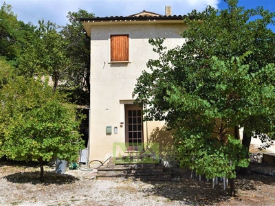 Casa indipendente in vendita 3 Stanze da letto a Serrapetrona