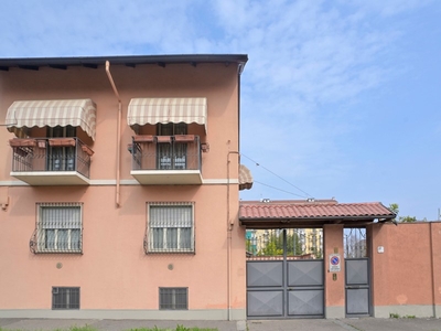Casa Indipendente in Vendita a Torino, 500'000€, 300 m², con Box
