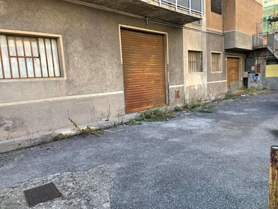 Capannone in Affitto a Genova, zona Valbisagno, 2'800€, 270 m²