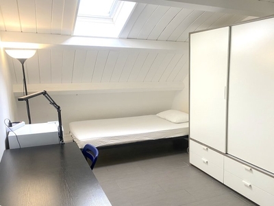 Luminosa camera in affitto in appartamento con 3 camere da letto a Tor Vergata