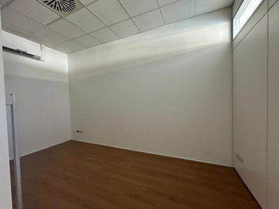 Negozio in Affitto a Arezzo, 2'100€, 174 m²