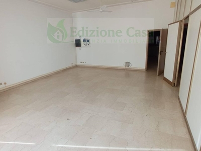Negozio in Affitto a Parma, 1'800€, 200 m²