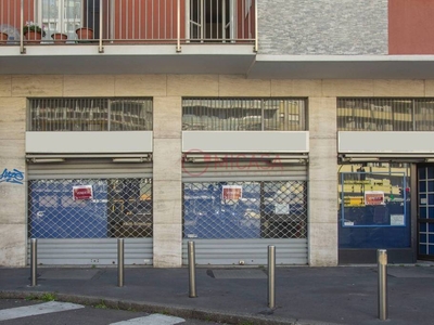 Negozio in vendita a Milano via Edolo, 44
