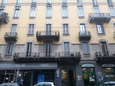 Negozio in vendita a Milano via Vitruvio, 3