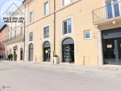 Negozio/Locale commerciale in Affitto in Piazza del Palazzo a L'Aquila