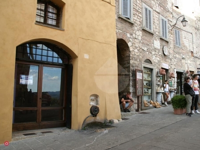 Negozio/Locale commerciale in Affitto in Via dei Consoli 97 a Gubbio