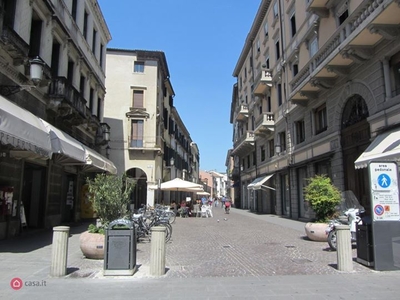 Negozio/Locale commerciale in Affitto in Via Roma a Padova