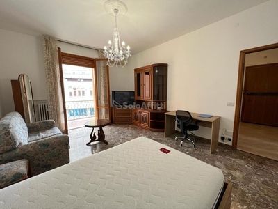 Stanza in Affitto a Modena, 310€, 100 m²