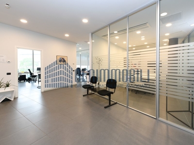 Ufficio in Affitto a Brescia, zona Bornata, 4'350€, 360 m², con Box
