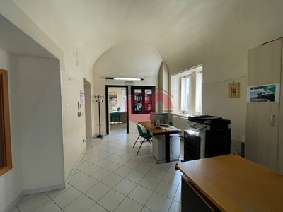 Ufficio in Vendita a Benevento, zona CENTRO STORICO, 495'000€, 380 m²