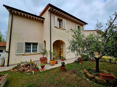 Villa Bifamiliare con giardino a Fauglia