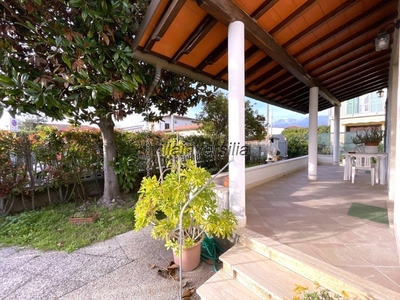 Villa Bifamiliare con giardino, Pietrasanta marina di